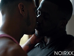 Grosse bite, Noire, Sucer une bite, Gorge profonde, En levrette, Hard, Interracial, Embrassement