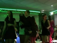 デカパイ, 茶髪の, 着衣女と全裸男, 衣服着たままセックス, グループ, 下着, オージー, スインガー