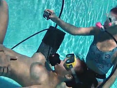 フェラチオ, ヨーロピアン, 手コキする, ハンガリー人, アウトドア, 公共, 三人, 水中