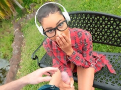 Sucer une bite, En levrette, Noir ébène, Branlette thaïlandaise, Interracial, De plein air, Pov, Dénudage