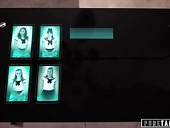 18 jahre, Blasen, Kehlenfick, Hundestellung, Gruppe, Taboo, Jungendliche (18+), Uniform