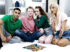 18 ans, Gros cul, Grosse bite, Sucer une bite, En levrette, Seins naturels, Adolescente, Nénés