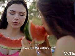 18, デカ尻, 指いじり, キス, レズビアン, なめる, 下着, アウトドア