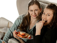 Braunhaarige, Fingern, Küssen, Lesbisch, Masturbation, Muschi, Entkleiden, Jungendliche (18+)