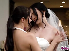 Gros seins, Brunette brune, Doigter, Lesbienne, Mère que j'aimerais baiser, Jarretelles, Tatouage, Nénés