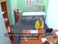 医者, レズビアン, なめる, 看護婦, オフィス, オマンコ, ユニフォーム, のぞき