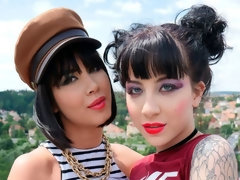 お尻, 手コキする, 異人種間, 下着, パーティ, 剃毛, ティーン, オッパイの