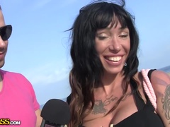 Grosse titten, Braunhaarige, Aufs gesicht abspritzen, Geld, Im freien, Piercing, Tätowierung, Flotter dreier