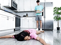 18 ans, Gros cul, Grosse bite, Sucer une bite, Brunette brune, En levrette, Seins naturels, Nénés