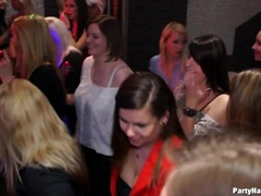 Leie, Cfnm, Frau, Gruppe, Handjob, Orgie, Ablutschen, Swingers