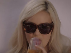 Blonde, Collège université, En levrette, Faciale, Petite amie, Argent, Piscine, Chevaucher