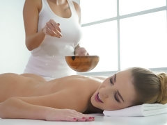 Tetas grandes, Penetracion con dedos, Besar, Lesbiana, Masaje, Masturbación, Aceite, Tatuaje