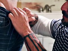 Leie, In den arsch, Bisexuell, Braunhaarige, Fingern, Lecken, Flotter dreier, Titten