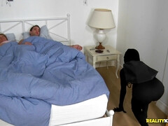 Chambre à dormir, Sucer une bite, Brunette brune, Tromperie, Tir de sperme, Faciale, Russe, Maigrichonne