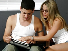 18 jaar, Grote lul, Grote mammen, Blond, Pijpbeurt, Likken, Masturbatie, Mager