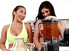 Grote kont, Lesbisch, Ondergoed, Masturbatie, Kut duiken, Geschoren, Strippen, Tieten likken