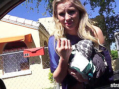 Amateur, Sucer une bite, Voiture, Exhib, Rasée, Maigrichonne, Suçant, Adolescente