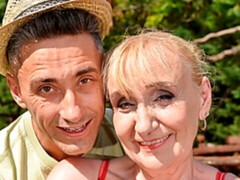 Pijpbeurt, Bruinharig, Dubbele penetratie, Hardcore, Man man vrouw, Mager, Trio, Tieten likken