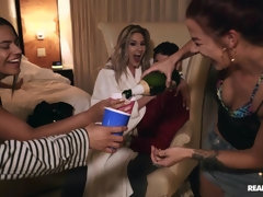 Kont, Blond, Pijpbeurt, Hondjeshouding, Handbeurt, Tepels, Kut duiken, Geschoren