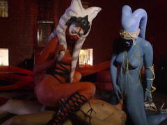 Grosse bite, Sucer une bite, En levrette, Européenne, 2 femmes 1 homme, Masturbation, Cheveux courts, Fessée