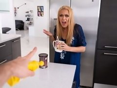 Gros cul, Attrapée, En levrette, Branlette thaïlandaise, Mère que j'aimerais baiser, Pov, Rasée, Dénudage