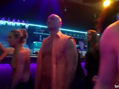 Sucer une bite, Groupe, Interracial, Lesbienne, Orgie, Actrice du porno, Plan cul à trois, Mouillée