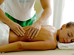 Grosser arsch, Grosser schwanz, Braunhaarige, Massage, Natürlichen titten, Rasiert, Jungendliche (18+), Titten