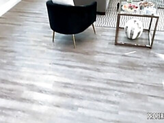 18 ans, Gros cul, Grosse bite, Gros seins, Sucer une bite, 2 femmes 1 homme, Maigrichonne, Adolescente