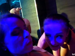 衣服着たままセックス, クラブ, キス, なめる, オナニー, オージー, シャワー, スインガー