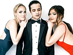 18 jaar, Grote kont, Grote lul, Pijpbeurt, Hondjeshouding, 1 man 2 vrouwen, Mager, Tiener