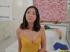 Amerikanisch, Asiatisch, Arsch, Bad, Blasen, Würgen, Titten, Spielzeuge