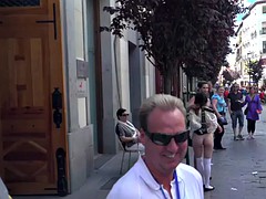 Большие сиськи, На публике