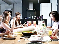 Любители, Большие сиськи, Семяизвержение, Пальцем, Секс без цензуры, Крошечные, Бассейн, Русские