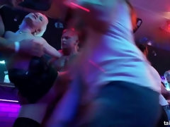 Grosse titten, Bekleidet, Flotter vierer, Hardcore, Lesbisch, Orgie, Party, Flotter dreier