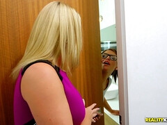 アメリカ人, ベッドルーム, 茶髪の, 眼鏡, なめる, オマンコ, ガリガリ, おもらし