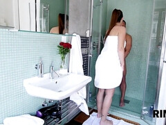 Morena, Pareja, Penetracion con dedos, Pajear, Anilingus, Afeitado, Ducha, Adolescente