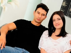 Anal, Cul, Sucer une bite, Brunette brune, Embrassement, Strapon, Adolescente, Nénés