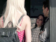 Baby sitter, Sucer une bite, Embrassement, Tatouage, Plan cul à trois