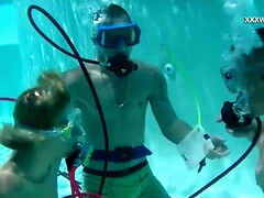 Playa, Tetona, Corridas, Sexo duro, Masturbación, Piscina, Chupando, Adolescente