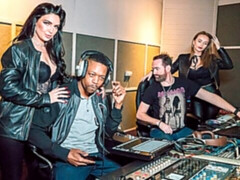 Grosser arsch, Blasen, Braunhaarige, Hundestellung, Fingern, Handjob, Interrassisch, Milf