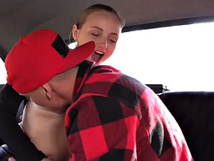 Tussi, Grosser schwanz, Braunhaarige, Auto, Europäisch, Hardcore, Masturbation, Pov