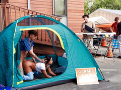 お尻, 浮気者, 顔射, 手コキする, 異人種間, アウトドア, オマンコ, タトゥー