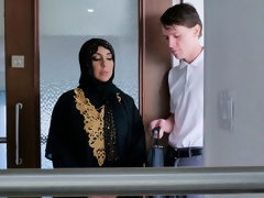 Arabisch, Grosser arsch, Grosse titten, Braunhaarige, Milf, Muschi, Rasiert, Entkleiden