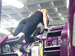 Candid ass & cleavage - gym girl bent over in tights