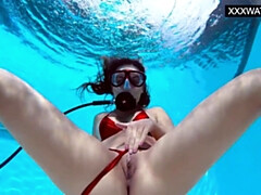 Braunhaarige, Dildo, Ungarisch, Orgasmus, Pool, Solo, Jungendliche (18+), Spielzeuge