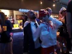 ブロンド, フェラチオ, 衣服着たままセックス, レズビアン, オナニー, パーティ, サテン, スインガー