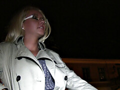 Leie, Blondine, Blasen, Schwanz, Brille, Im freien, Muschi, Tätowierung