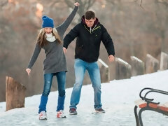 お尻, ブロンド, フェラチオ, 指いじり, 手コキする, キッチン, 剃毛, ガリガリ