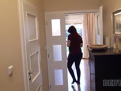 Debt4k. el sexo duro ayuda a una madre solitaria a pagar todas las cosas necesarias