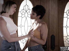 ぽっちゃり, デカパイ, ブロンド, 捕まる, 顔面騎乗, ラティーナ, レズビアン, ティーン